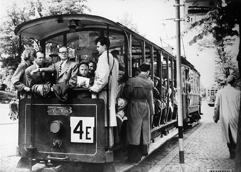 Avoperäinen raitiovaunu matkalla Munkkinie,eem 1952. Kuva: Helsingin kaupunginmuseo.