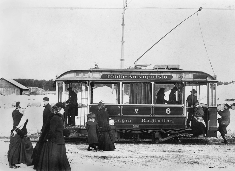 1903 n . Töölö - Kaivopuisto - linjan raitiovaunu päätepysäkillä Töölössä.